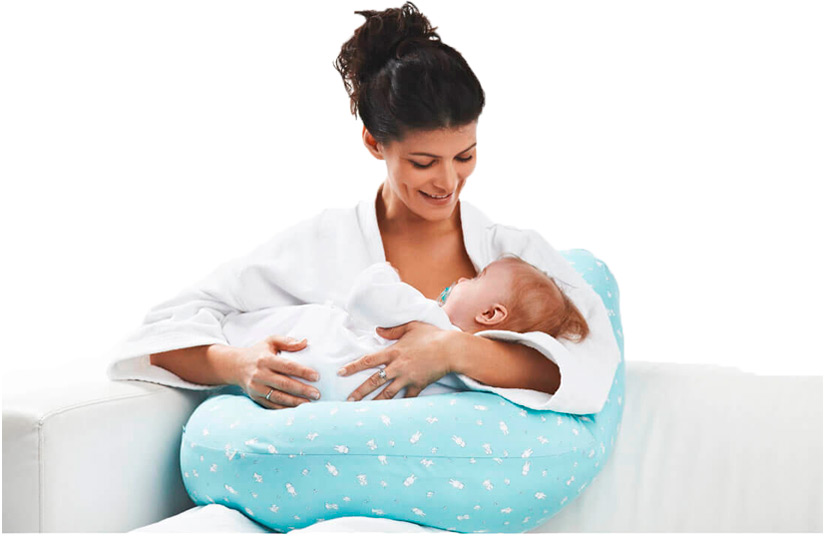U-shaped pillow - feeding a baby